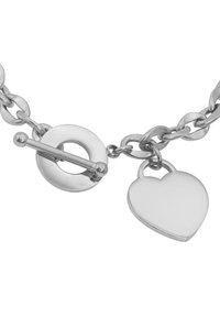 Bracciale d'argento con catene ovali intrecciate, chiusura a toggles circolare e charm a forma di cuore. Finitura liscia e lucida in tutto il bracciale.