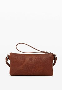 Sac en cuir marron avec des motifs ronds et floraux embossés, de forme rectangulaire, et une sangle pour poignet amovible, doté d'une fermeture éclair.