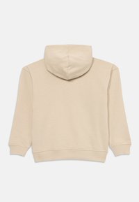 Μπεζ φούτερ προβαλλόμενο από πίσω, δείχνοντας μακριά μανίκια, κουκούλα και ριγωτές μανσέτες και στρίφωμα σε απλό λευκό φόντο.