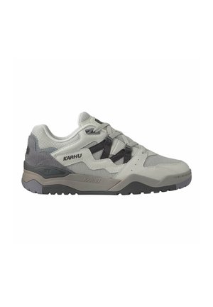 Sneaker Karhu low-top grigio e avorio con pannelli in mesh e suede, dettagli neri sulle stringhe e suola in gomma lavorata.