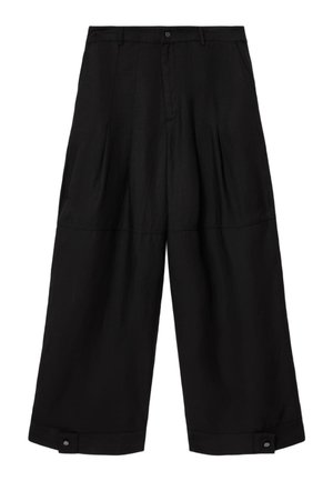 Mustat leveälahkeiset housut, joissa on laskokset ja jotka on valmistettu kevyestä kankaasta. Edessä on taskut ja nilkassa napin koriste. Räätälöity istuvuus.