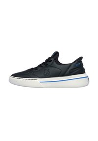 Zapatilla de cuero negra con suela de goma blanca, que presenta un diseño texturizado y un acento azul, cierre con cordones y una marca sutil.