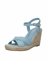 Sandalette a cuneo blu chiaro con design a tracolla, realizzata in materiale simile al denim, dotata di tacco a cuneo con texture di juta e cinturino alla caviglia regolabile.