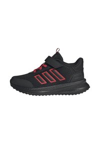 Zapatillas deportivas negras con detalles rojos, parte superior de malla, diseño de tres rayas, suela de goma y una correa de Velcro. Texturizadas para mayor agarre.