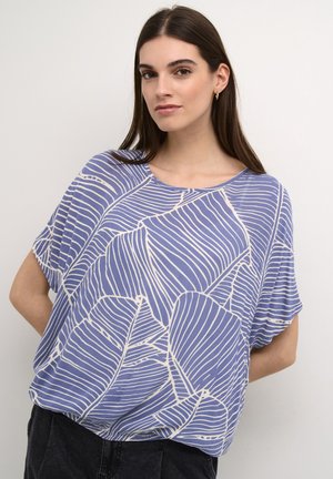 T-shirt bleu à manches courtes avec un motif de feuilles blanches, à coupe décontractée et encolure ronde, fabriqué à partir d'un tissu léger.