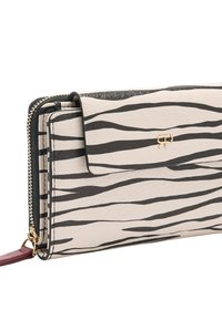 Portfel w paski zebra w beżowej i czarnej ekoskórze, z detalami ze złotego metalu i bordową rączką. Posiada zamek błyskawiczny oraz klapkę.