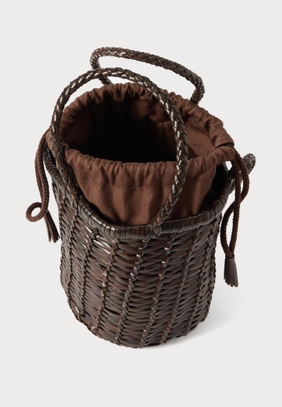 Cesta de armazenamento tecida em castanho escuro, com um forro de tecido marrão de topo franzido, duas alças trançadas e formato cilíndrico.