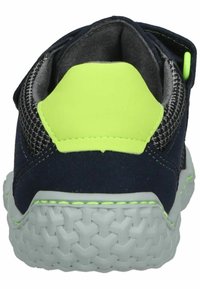 Sneaker blu navy con pannello in rete testurizzata, accenti verde neon e suola in gomma grigia con motivo. Chiuso con una fascetta a strappo.