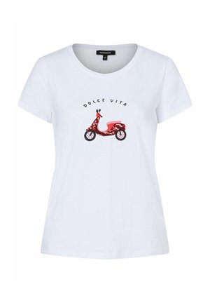 Biały t-shirt z krótkim rękawem z czerwonym kwiatowym motywem skutera i tekstem "Dolce Vita" nad nim.
