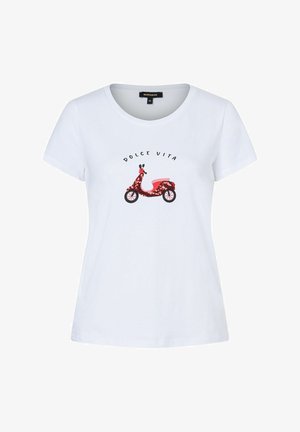 Hvid t-shirt med korte ærmer med en rød blomster-scootergrafik og teksten "Dolce Vita" over den.