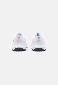 Nike Performance LEGEND ESSENTIAL 3 - Tenisice za trening - white/bright crimson/black/barely grape/metallic silver