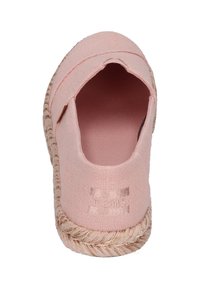 Lichtroze espadrille schoen met een zachte canvas bovenkant en een gevlochten juten zool. Open teen ontwerp met subtiele branding op de hiel.