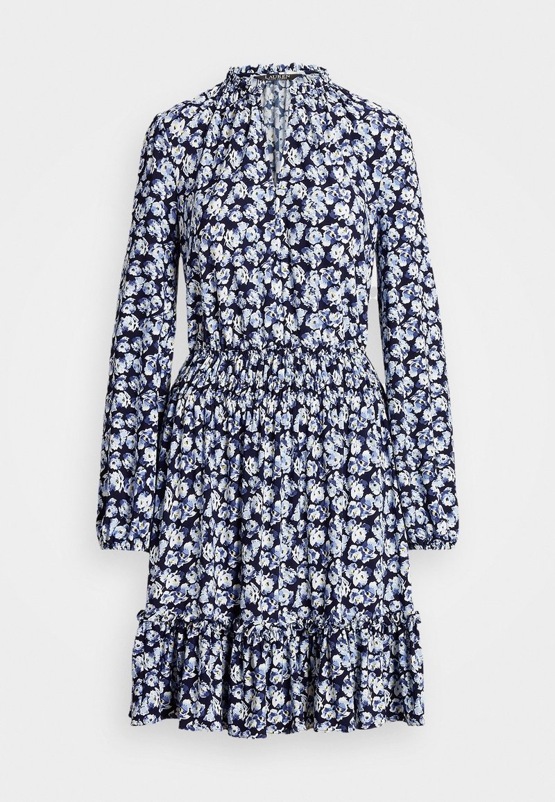 Marinblå blommig klänning med långa ärmar, samlad midja och volangkant. Materialet har en mjuk, lätt vikt med ett fint blommönster.