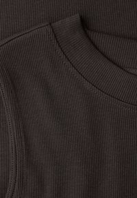 Ciemnobrązowa dzianina prążkowana, z okrągłym dekoltem i widocznymi przeszyciami. Faktura wydaje się miękka i lekko elastyczna.
