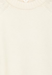 Helles cremefarbenes Strickpullover mit geripptem Rundhalsausschnitt und glatter Textur, schlichtem Design und minimalen Details.