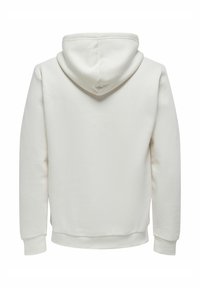 Weißer Kapuzenpullover mit einer weichen Fleece-Oberfläche. Verfügt über eine Kängurutasche und gerippte Bündchen. Das Design ist einfach und klassisch.