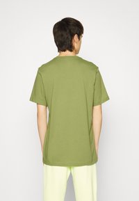 Nike Sportswear CLUB TEE - T-shirt básica - alligator/white
