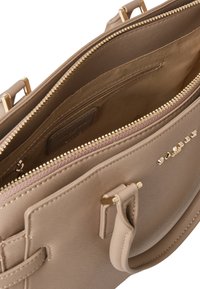 Borsa a tracolla color tan con finitura texturizzata. Caratterizzata da accessori dorati, chiusura con zip e tasche interne foderate per un'organizzazione ottimale.