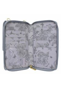 Grijze bloemenportemonnee met rits; interieur bevat meerdere kaartsleuven en compartimenten, bedrukt met zwarte bloemen en vlinderpatronen.