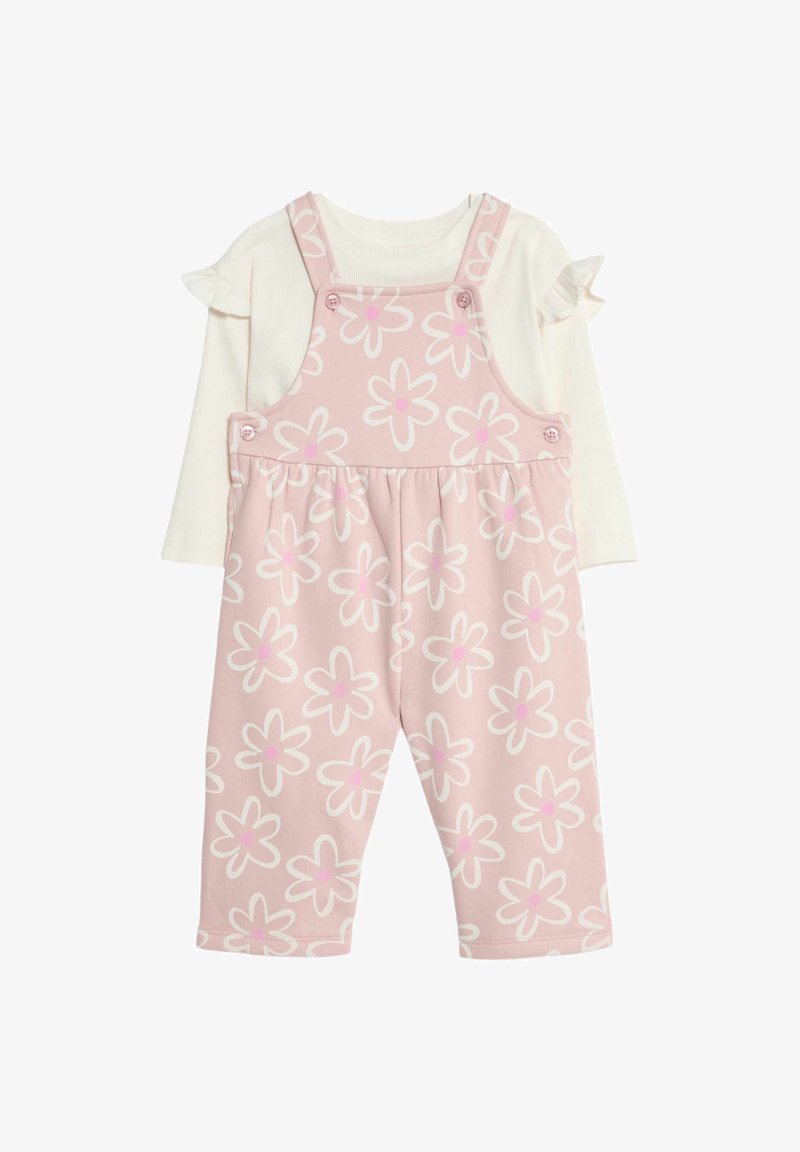 Roze bloemenpatroon bretels met schouderbanden en knopen, gecombineerd met een witte lange mouw top met ruches aan de mouwen.