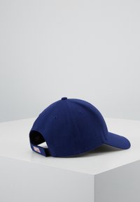 Marineblaue Kappe aus Stoff mit einem gebogenen Schirm, verstellbarem Riemen auf der Rückseite und Belüftungslöchern auf der Krone. Einfaches Design.