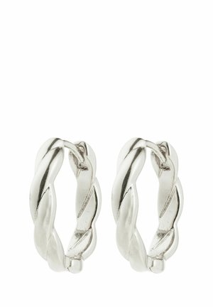 Silberne, gedrehte Creolenohrringe mit einer glatten, reflektierenden Oberfläche und einer kreisförmigen Form, die mit einem sicheren Verschluss versehen sind.