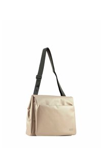 Bolso sintético beige con un diseño estructurado, que cuenta con una correa ajustable oscura y un bolsillo delantero. Textura suave, detalle de marca mínimo.