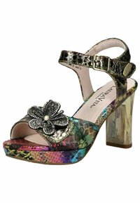 Multicolor sandály na podpatku s hadím vzorem, ozdobené černou dekorační květinou s rhinestones a řemínkem u kotníku se sponou.