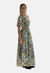 Maxikleid mit kurzen Ärmeln, aus leichtem Stoff, mit einem Leopardenmuster in Beige- und Schwarztönen, mit elastischem Bund.