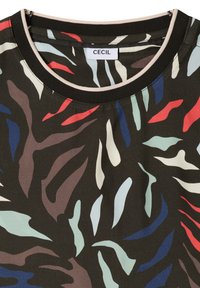 T-shirt à col rond avec col noir et imprimé abstrait de feuilles multicolores dans des tons de rouge, bleu, blanc et marron sur tissu foncé.