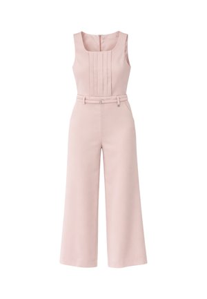 Tuta senza maniche rosa cipria con frontale plissettato, vita aderente con cintura sottile, pantaloni ampi a gamba corta e chiusura con cerniera sul retro.