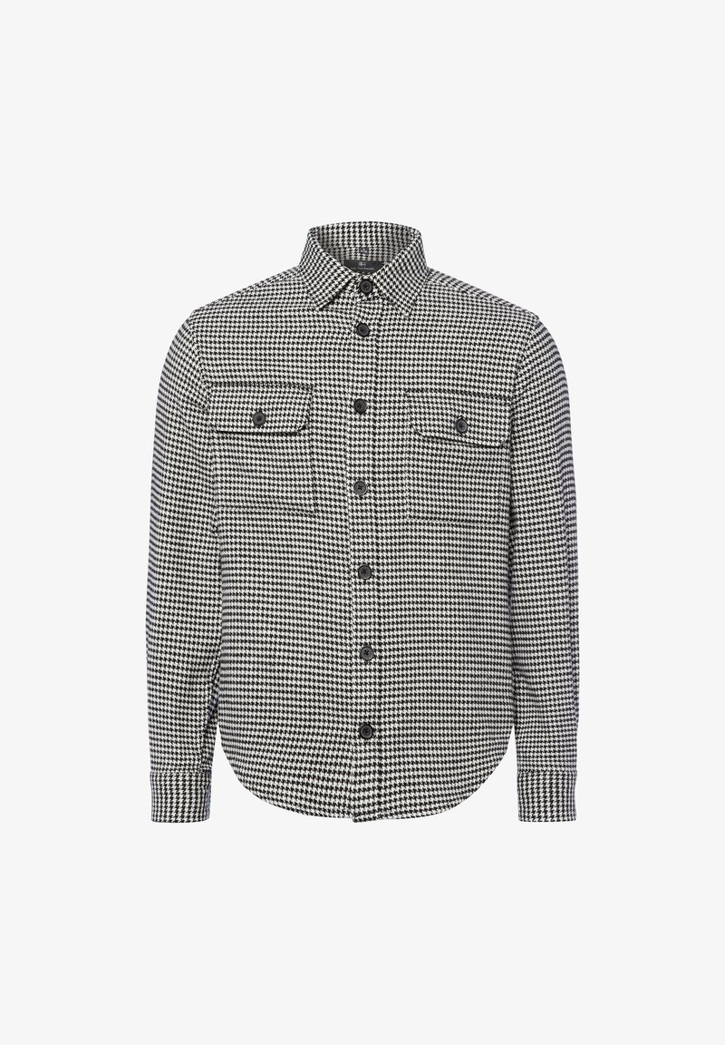Zwart-witte geruite shirt met knoopsluiting, voorzien van twee voorzakken en een klassieke kraag; gemaakt van geweven stof.