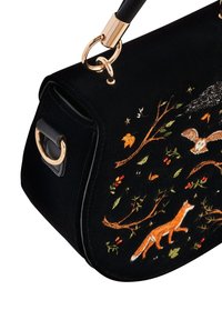 Czarna torebka na ramię ze złotymi detalami, z haftem przedstawiającym lisa, sowę, gałęzie, liście i jagody w jesiennych kolorach na tkaninie.
