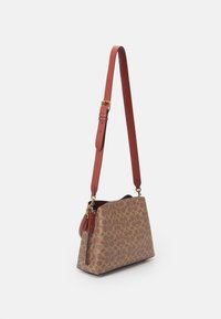COACH SIGNATURE WILLOW SHOULDER BAG - Kézitáska - tan/rust