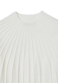 Maglione bianco con una texture a coste, dotato di un collo alto e di pieghe verticali che creano un aspetto liscio e affusolato.