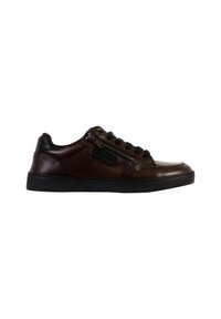Sneaker in pelle marrone con accenti neri, dotati di una cerniera laterale, design con lacci e una suola in gomma testurizzata.