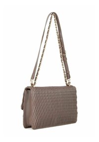 Borsa a spalla in pelle intrecciata color taupe con tracolla accentuata da catena. Forma rettangolare con superficie texture e interno liscio.