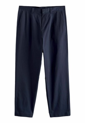 Marineblå bukser med en glat overflade, der har to forlommer, plisseret design og lige ben.