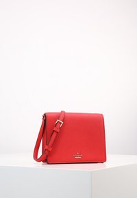 Borsa a tracolla rossa in pelle con finitura testurizzata, chiusura a patta, tracolla regolabile e un logo dorato sul davanti.