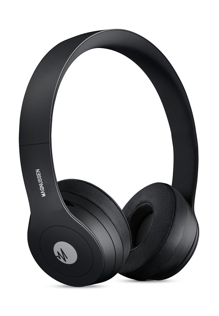 Czarne słuchawki z wyściełanym pałąkiem i nausznikami, z gładką powierzchnią. Na nausznikach znajduje się okrąły detal w postaci logo.