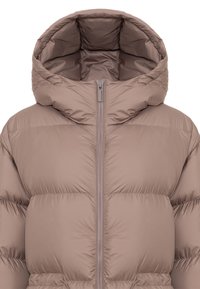 Kurtka puchowa w miękkim beżowym kolorze, z wysokim kapturem, pełnym zamkiem z przodu oraz pikowanymi sekcjami zapewniającymi izolację. Gładka, błyszcząca faktura tkaniny.