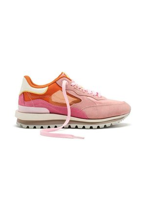 Sneaker in suede rosa e arancione con pannelli in rete, punta rotonda, suola spessa e lacci rosa. Presenta un design testurizzato e a strati.