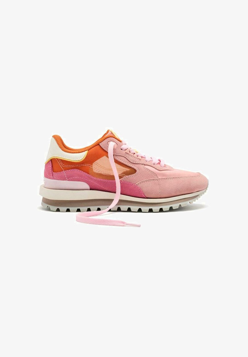 Zapatillas de ante rosas y naranjas con paneles de malla, puntera redondeada, suela gruesa y cordones rosas. Presenta un diseño texturizado y en capas.