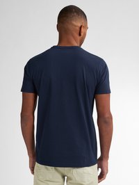 Námořnická modrá bavlněná tričko s kulatým výstřihem a krátkými rukávy, zobrazené zezadu, s hladkou texturou a jednoduchým designem.