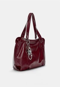 Geantă de umăr din piele burgundy, cu două curele, accesorii din argint și un charm decorativ. Are o textură netedă și o culoare profundă.