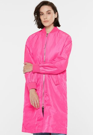 Rosa Bomberjacke mit glänzender, glatter Oberfläche. Verfügt über einen Reißverschluss vorne, gerippte Bündchen und seitliche Taschen. Mittellanges Design.