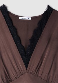 Abito marrone con profondo scollo a V, rifinito con pizzo nero, dettagli arricciati e una texture liscia. L'etichetta visibile recita "Terranova - S."