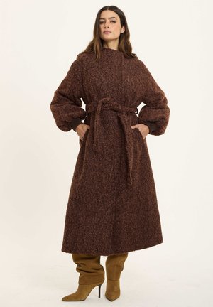 OVERSIZED TEXTURED BELTED - Classic coat - brown