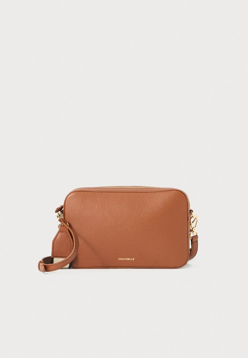 Brun læder crossover taske med en struktureret finish, guldfarvede hardware detaljer og lynlås lukning. Har en aftagelig skulderrem.