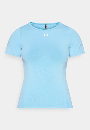 Camisa atlética de manga corta en azul claro, confeccionada con una tela transpirable y un diseño ajustado, con un sutil patrón texturizado y un logo en el pecho.